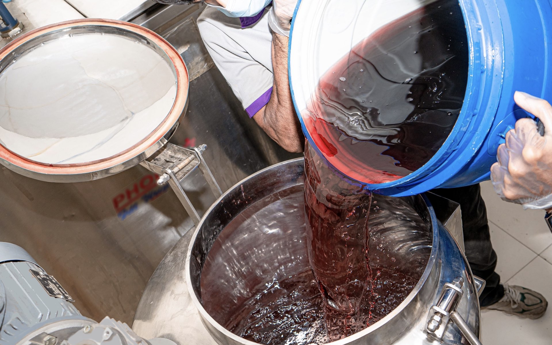 تركيب العطور وصب زيوت التعتيق